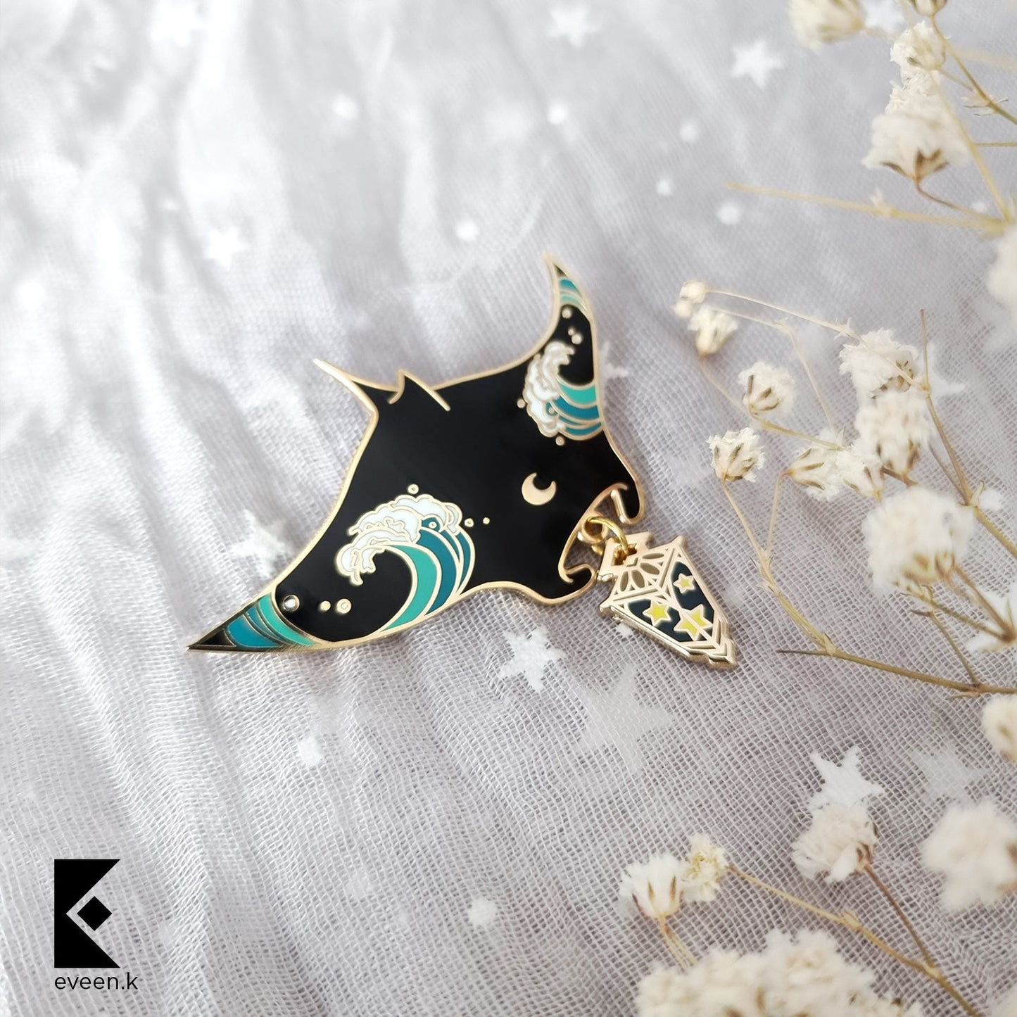 Manta Ray Star Carrier Enamel Pin